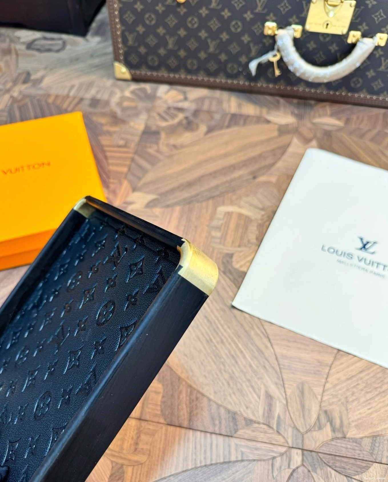 SQUARE LV CUSTOM TRAY SERVING 0812